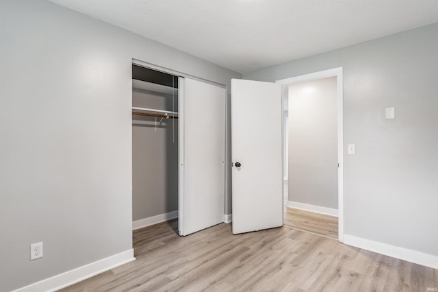 3524 Contessa Dr, Fort Wayne, IN 46816 - unfurnished bedroom with light wood-style flooring and a closet
