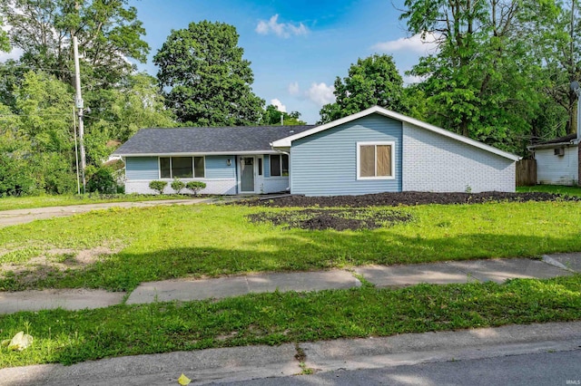 3524 Contessa Dr, Fort Wayne, IN 46816 - ranch-style house featuring a front yard and brick siding
