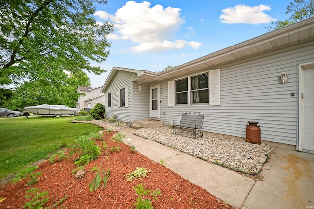 901 N Timberline Cir E, Warsaw, IN 46582 - doorway to property with a yard