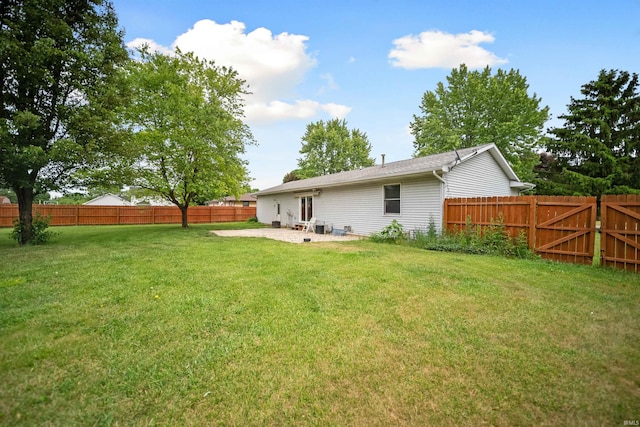 901 N Timberline Cir E, Warsaw, IN 46582 - back of house with a fenced backyard and a patio area