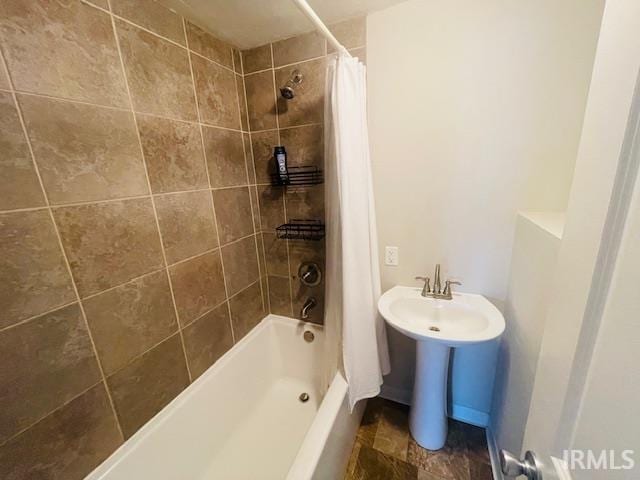 608 W Main St, Greentown, IN 46936 - full bath featuring shower / bathtub combination with curtain