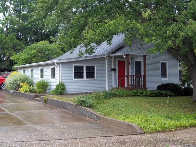 917 N Maple St, Bloomington, IN 47404 - ranch-style home with roof with shingles and a front yard