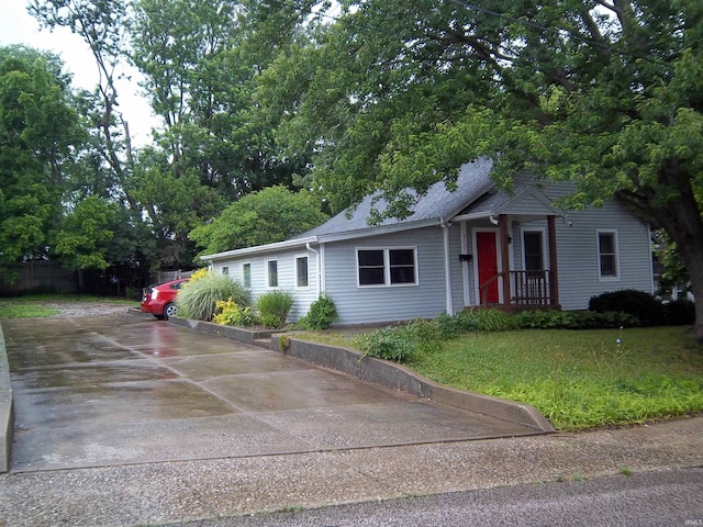 917 N Maple St, Bloomington, IN 47404 - ranch-style home with driveway, a front lawn, and roof with shingles