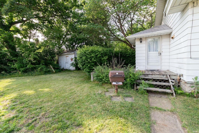 1121 S 23rd St, South Bend, IN 46615 - view of grassy yard featuring a storage shed