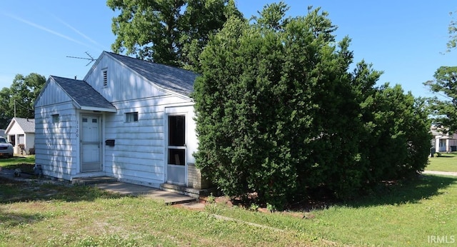 1120 E Fourth St, Mount Vernon, IN 47620 - view of side of property with roof with shingles and a yard