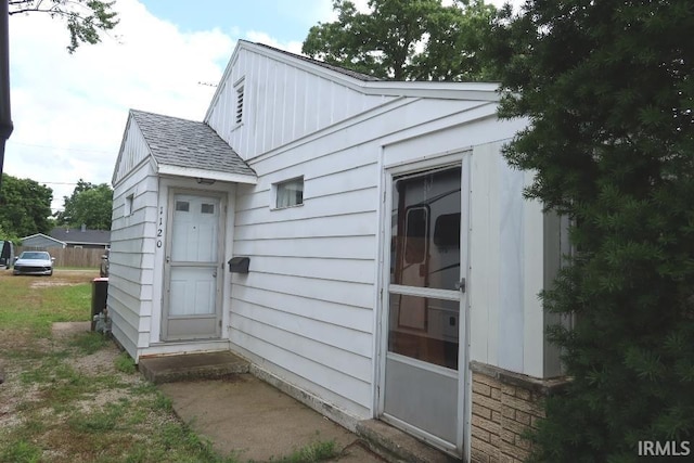1120 E Fourth St, Mount Vernon, IN 47620 - view of side of property with roof with shingles