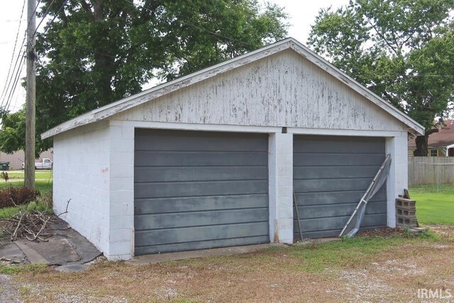 1120 E Fourth St, Mount Vernon, IN 47620 - view of detached garage