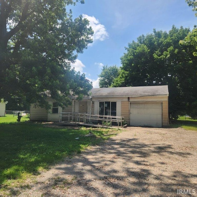 1823 Cambridge Dr, Warsaw, IN 46580 - view of front facade with dirt driveway and a garage