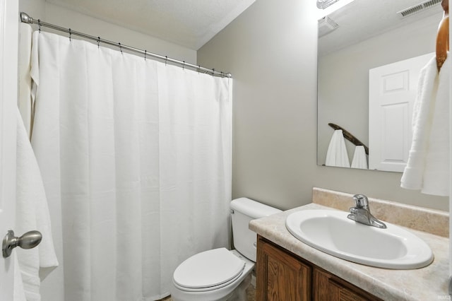 2005 Priscilla Ln, Kendallville, IN 46755 - full bathroom with vanity and curtained shower