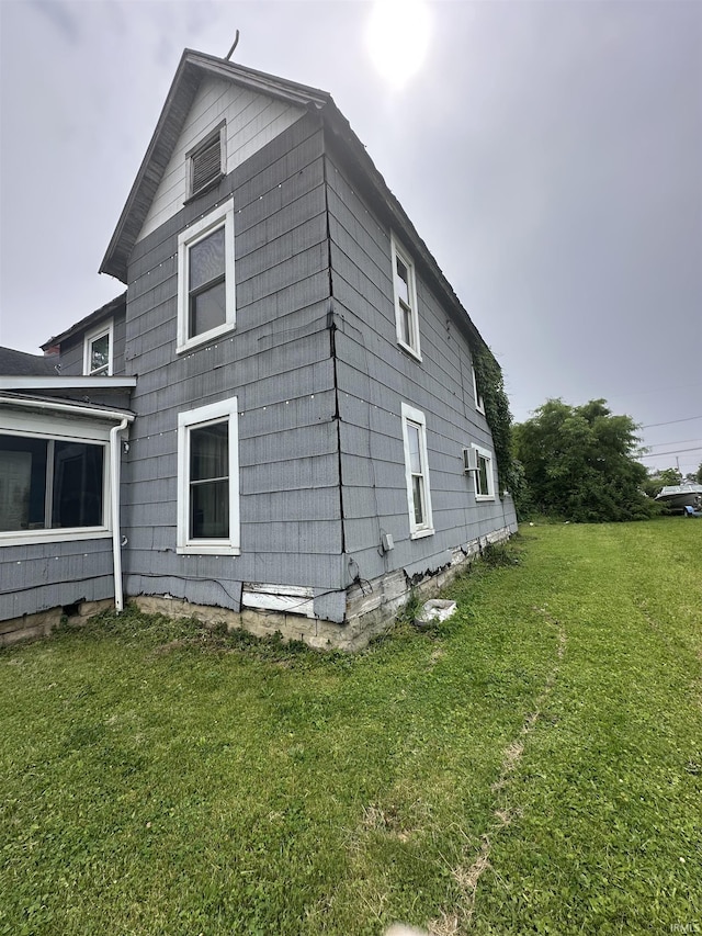 1127 S Jefferson St, Muncie, IN 47302 - view of side of home featuring a yard