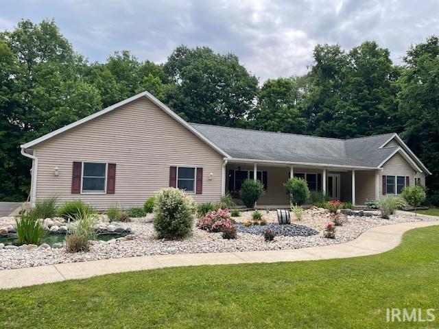 2376 Shadowbrook Dr, Peru, IN 46970 - single story home featuring a front yard