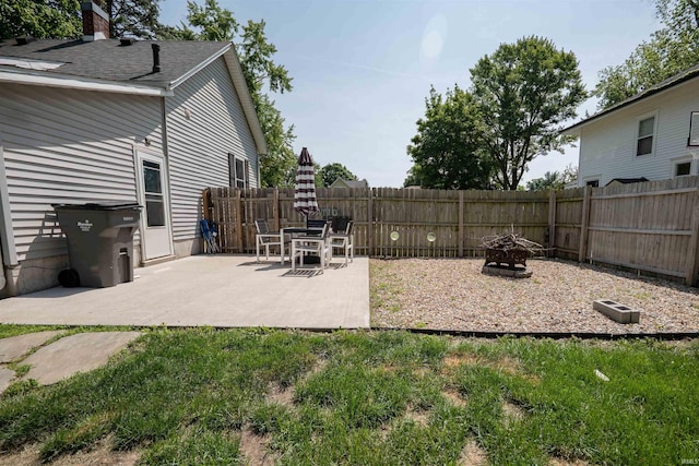 125 Kenwood Ave, Elkhart, IN 46516 - fenced backyard featuring a fire pit and a patio
