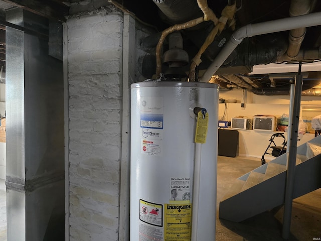 732 Dowling St, Kendallville, IN 46755 - utility room featuring gas water heater