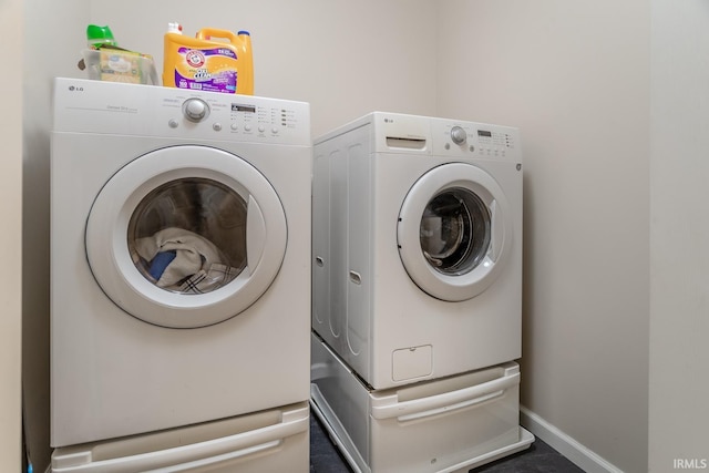 2007 Kingfisher Dr, Lafayette, IN 47909 - laundry area with washing machine and clothes dryer and baseboards