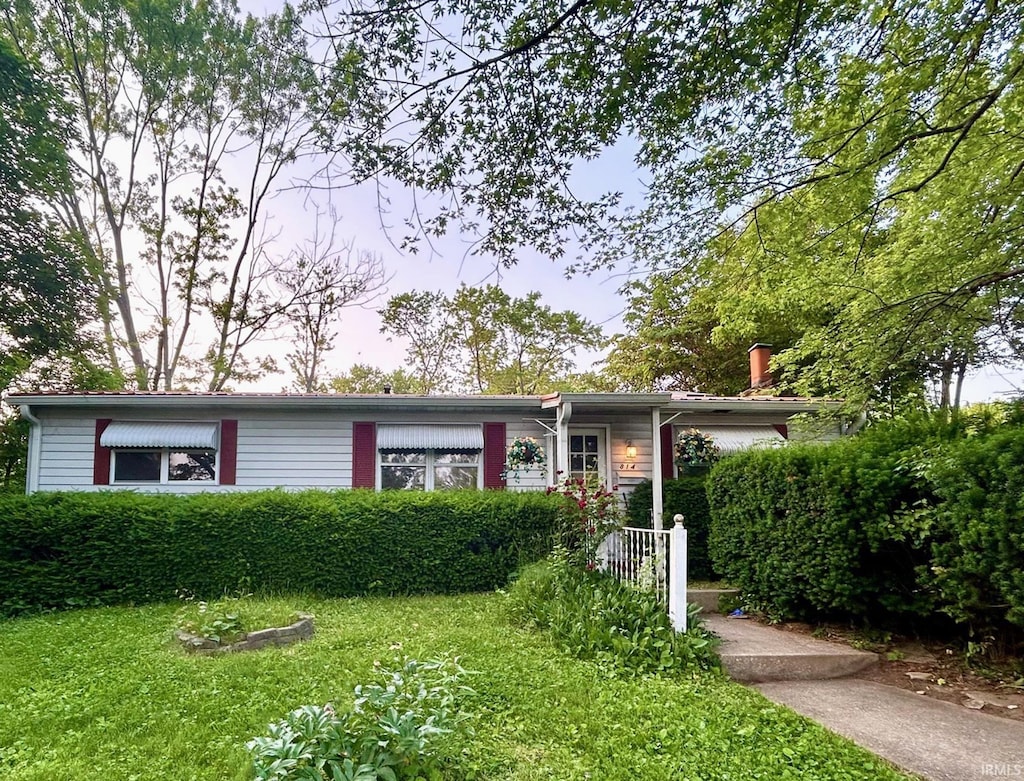 814 W 11th St, Bloomington, IN 47404 - single story home featuring a front lawn
