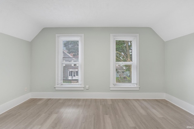 1409 Oakland St, Fort Wayne, IN 46808 - bonus room featuring vaulted ceiling and light wood-style floors