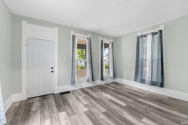 1409 Oakland St, Fort Wayne, IN 46808 - foyer featuring wood finished floors and baseboards