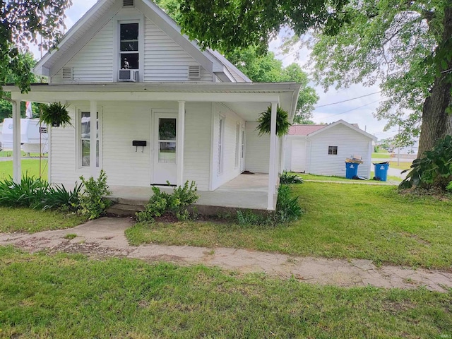 607 W 4th St, North Manchester, IN 46962 - view of front facade featuring a porch and a front yard