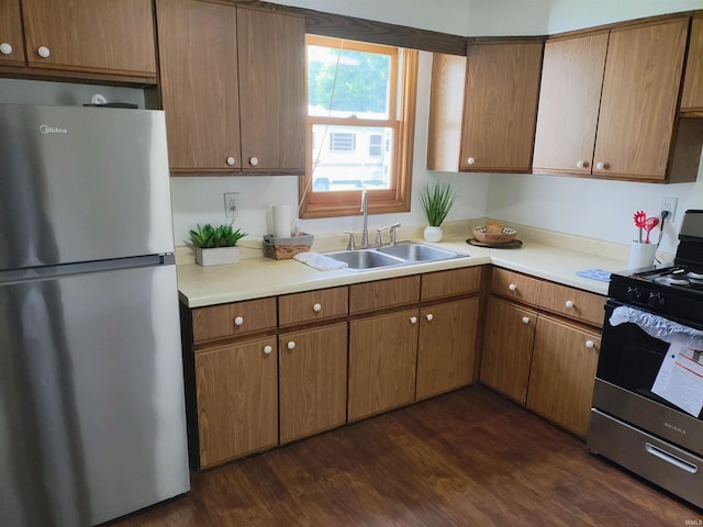 607 W 4th St, North Manchester, IN 46962 - kitchen featuring stainless steel appliances, dark wood-type flooring, light countertops, and brown cabinetry