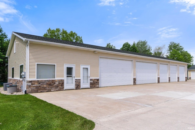 17818 Amstutz Rd, Leo, IN 46765 - view of garage