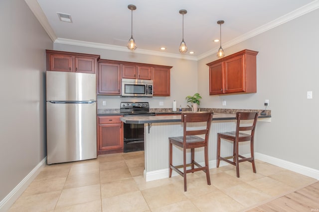 6488 Pebble Pointe Ct, Newburgh, IN 47630 - kitchen with appliances with stainless steel finishes, crown molding, a peninsula, decorative light fixtures, and a breakfast bar