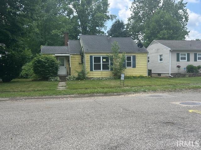 414 Klinger Ave, Plymouth, IN 46563 - view of front facade with a chimney and a front lawn