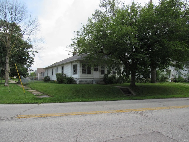 126 W W Blvd, Kokomo, IN 46902 - view of front facade featuring a front lawn and a chimney