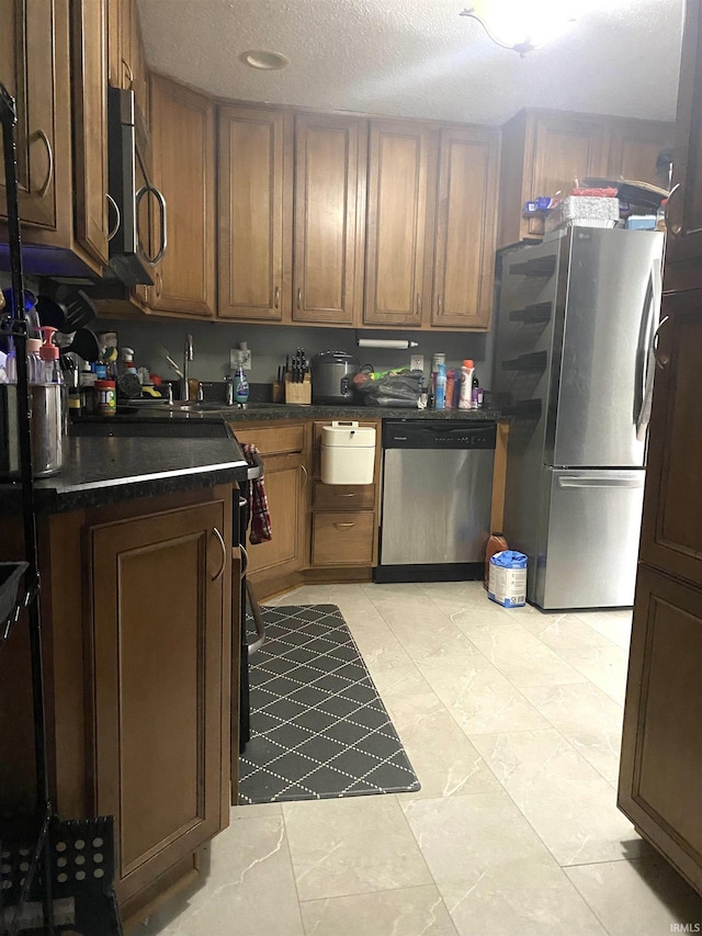 706 11th St, Tell City, IN 47586 - kitchen featuring stainless steel appliances, dark countertops, and a textured ceiling