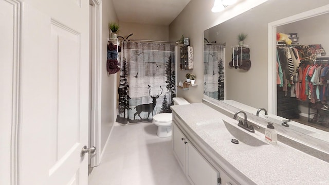 921 W Wheatfield Ln, Churubusco, IN 46723 - full bath with vanity, a shower with shower curtain, and a spacious closet