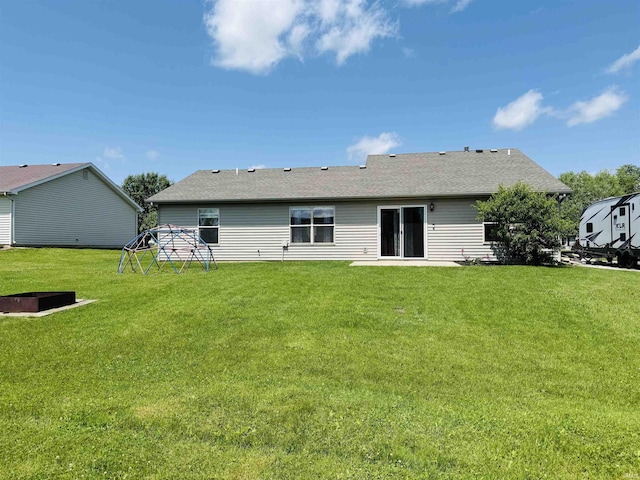 921 W Wheatfield Ln, Churubusco, IN 46723 - back of property featuring a lawn