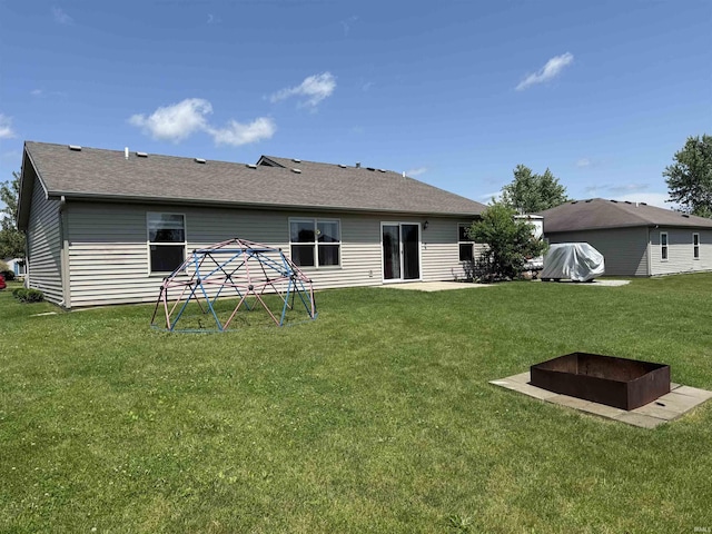 921 W Wheatfield Ln, Churubusco, IN 46723 - back of property featuring a yard and roof with shingles