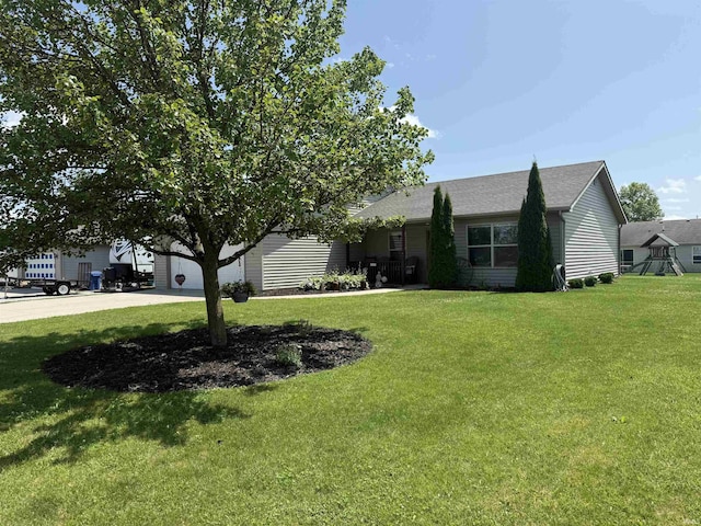 921 W Wheatfield Ln, Churubusco, IN 46723 - view of front of home featuring a front yard and a shingled roof