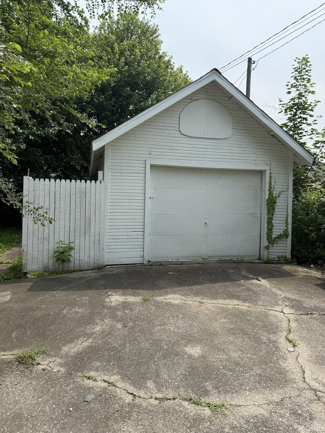 310 W Leith St, Fort Wayne, IN 46807 - detached garage with driveway