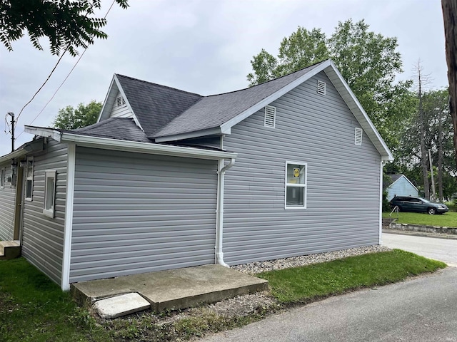 410 N Jay St, Kokomo, IN 46947 - view of side of home featuring a shingled roof