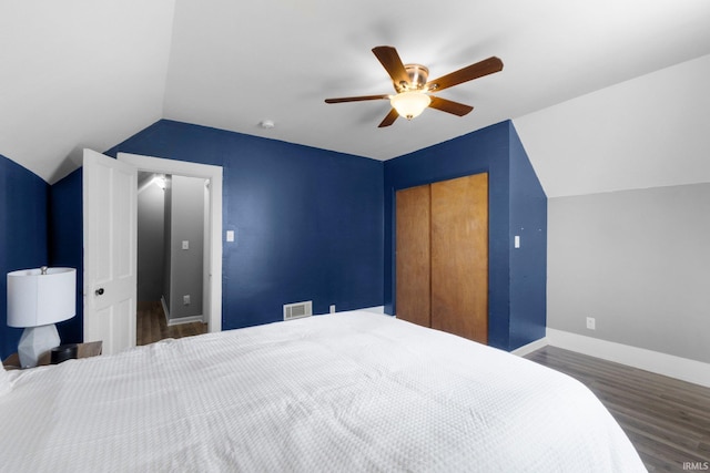 718 N Cedar St, Auburn, IN 46706 - bedroom with wood finished floors, vaulted ceiling, a closet, and a ceiling fan