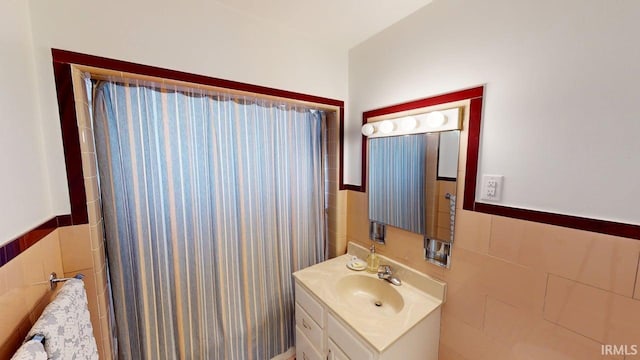 325 W 5th St, Jasper, IN 47546 - full bath with tile walls, vanity, wainscoting, and a shower with curtain