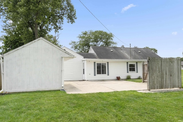 2606 Prairie Grove Dr, Fort Wayne, IN 46809 - back of property with a patio