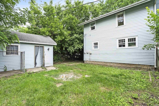 407 W Branning Ave, Fort Wayne, IN 46807 - view of grassy yard with an outbuilding