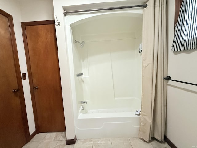 806 N Tippy Dr, Marion, IN 46952 - full bath featuring tile patterned flooring and shower / tub combo