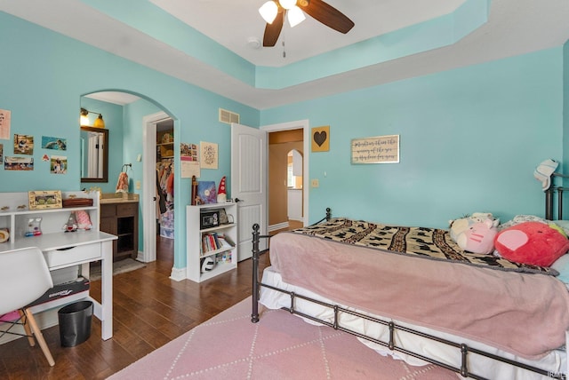 1176 W Whitetail Dr, Columbia City, IN 46725 - bedroom featuring arched walkways, wood-type flooring, a spacious closet, and a ceiling fan