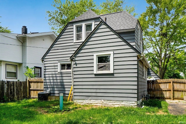 2318 Dodge Ave, Fort Wayne, IN 46805 - back of house featuring roof with shingles