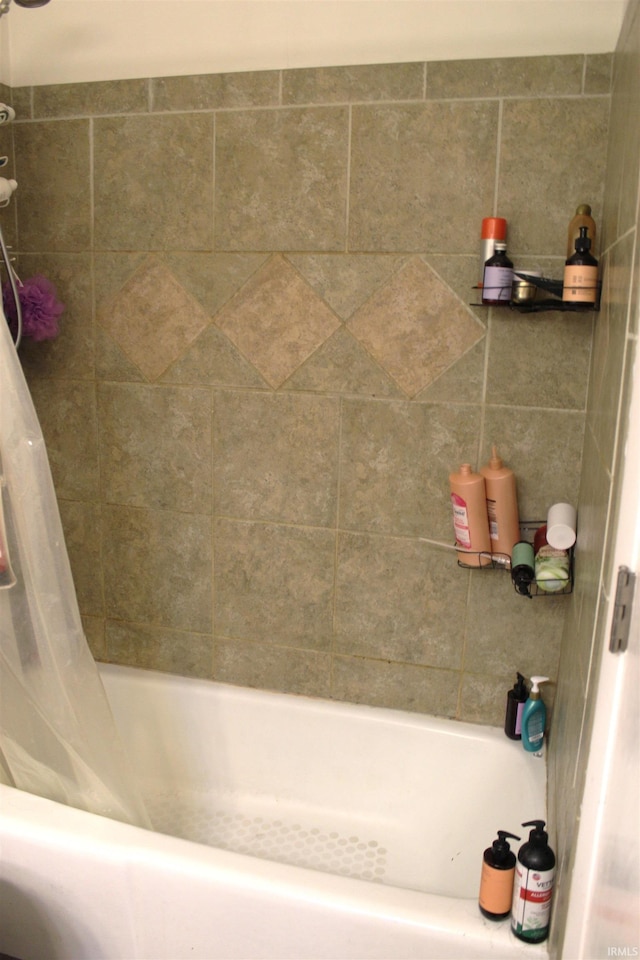 50859 Oak Tree Ln, Bristol, IN 46507 - full bath featuring shower / bath combo with shower curtain
