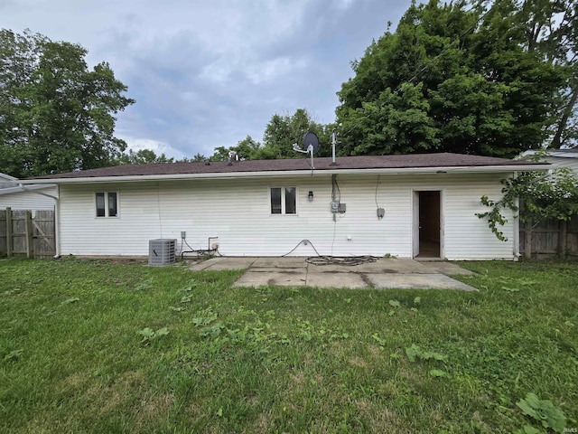 614 N Lancelot Dr, Marion, IN 46952 - back of house with a patio