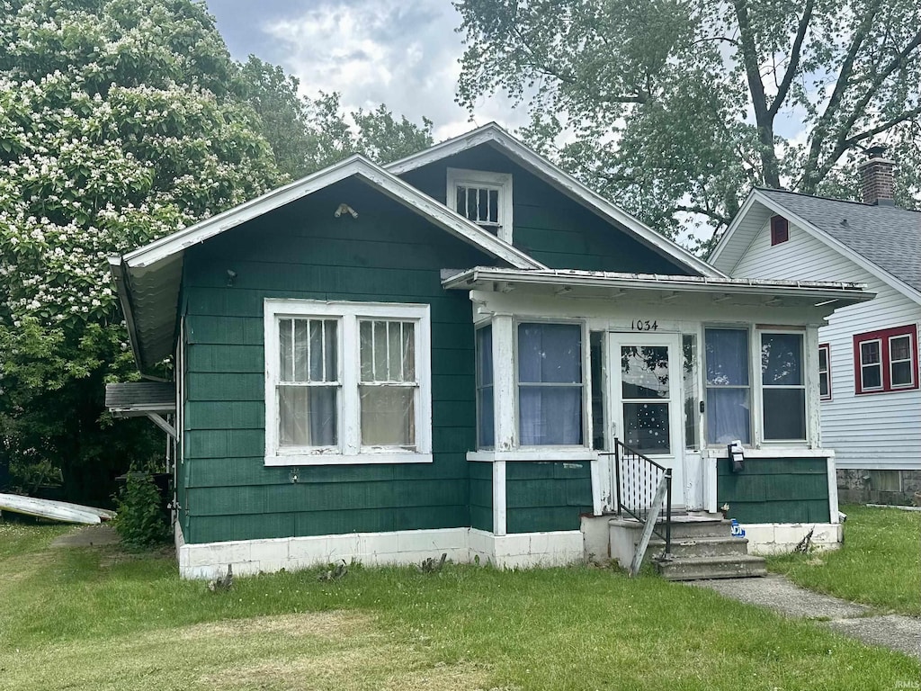 1034 Huey St, South Bend, IN 46628 - bungalow-style home with a front lawn