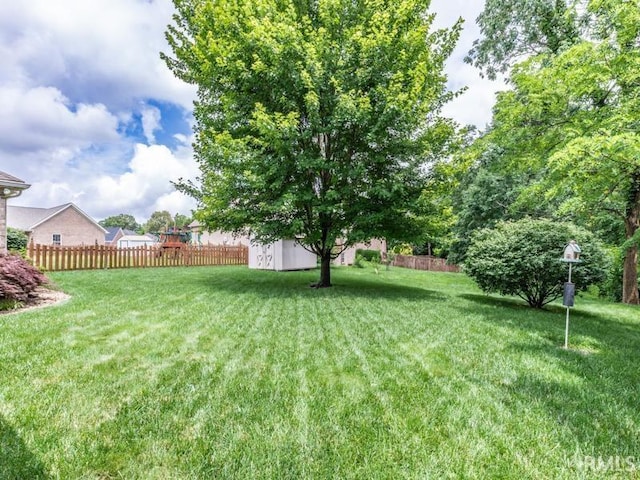 805 Alyssum Dr, Evansville, IN 47712 - view of yard with a storage shed