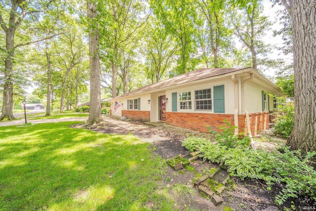2613 Queensbury Rd, Muncie, IN 47304 - ranch-style house with brick siding and a front lawn
