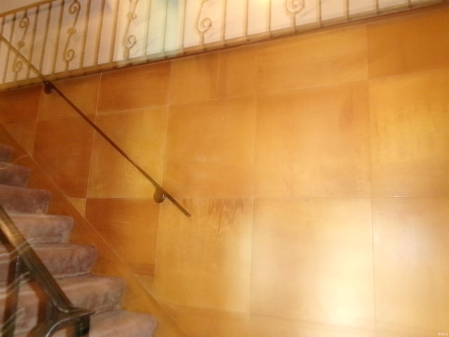 908 N Hawthorne St, Marion, IN 46952 - view of stairs