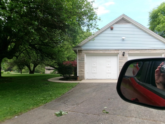908 N Hawthorne St, Marion, IN 46952 - garage with driveway