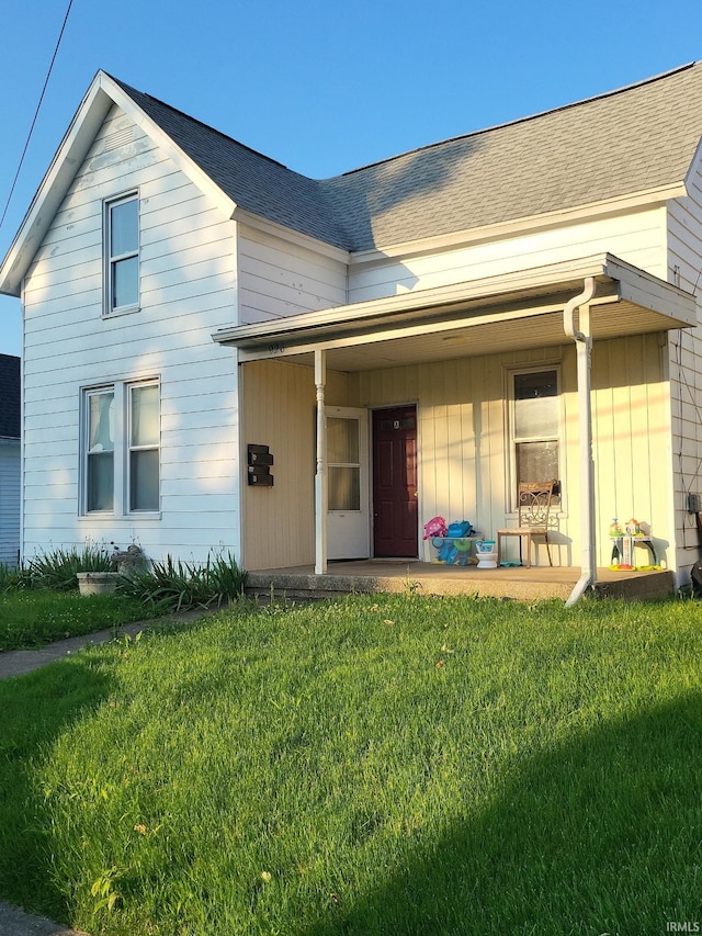 926 Jackson St, Jasper, IN 47546 - view of front facade with a front lawn