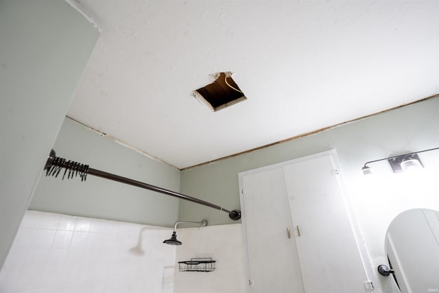 120 N Main St, Avilla, IN 46710 - bathroom view